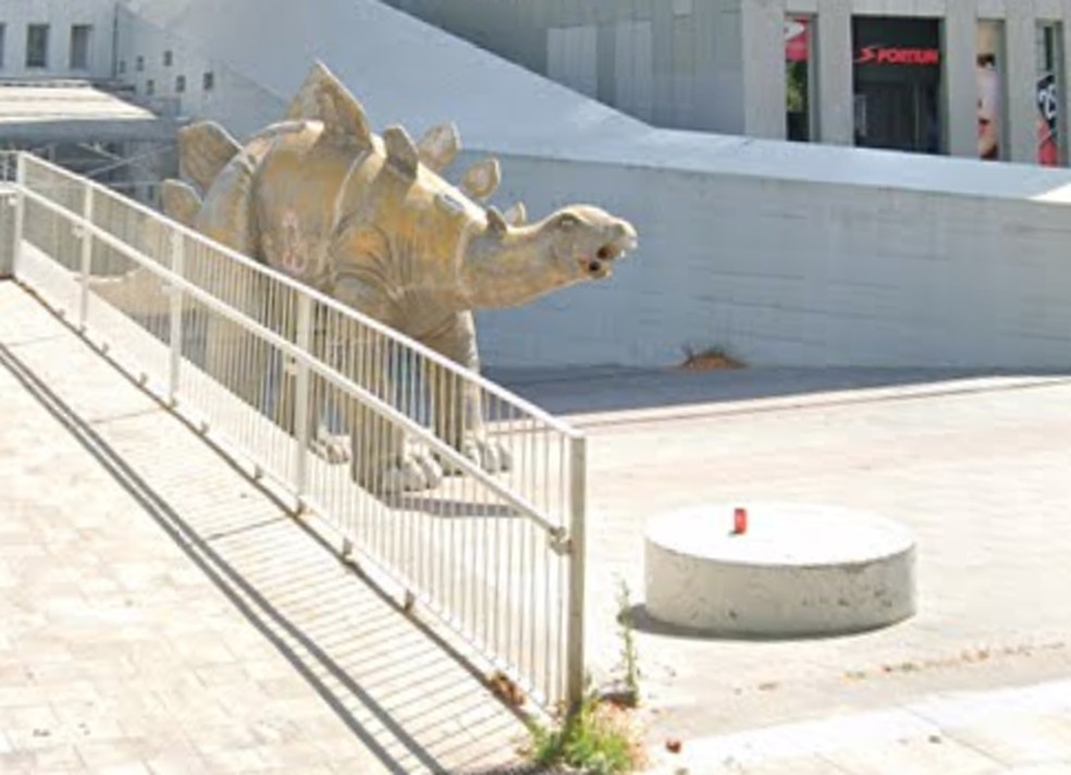 estegossauro estatua