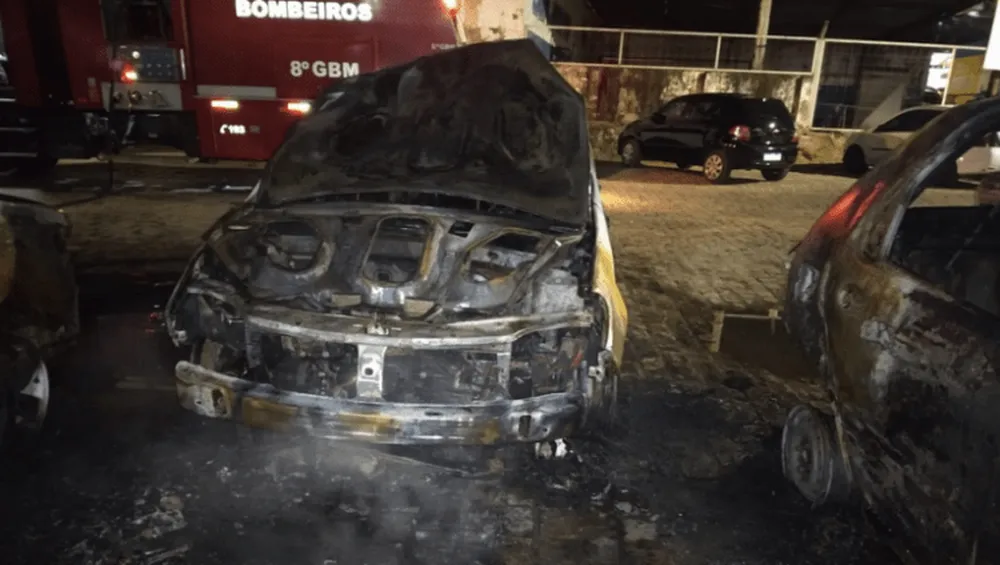 veículos destruídos pelas chamas