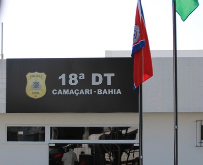 mastros de bandeira em frente a um prédio