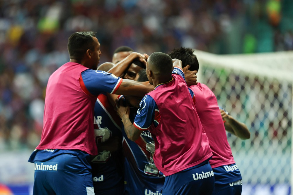 jogadores do bahia se abraçam