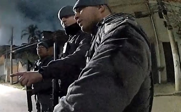 Criminosos estavam usando coletes balísticos com emblema da Polícia Civil.